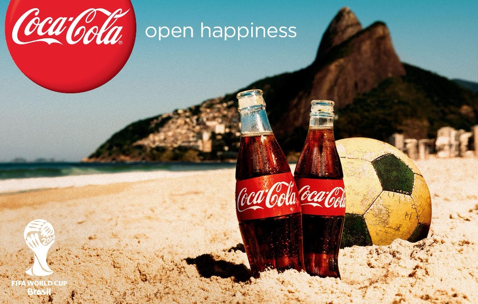 Quảng cáo thương hiệu Coca-Cola tại bãi biển với thông điệp “Open Happiness” tại FIFA World Cup 2014