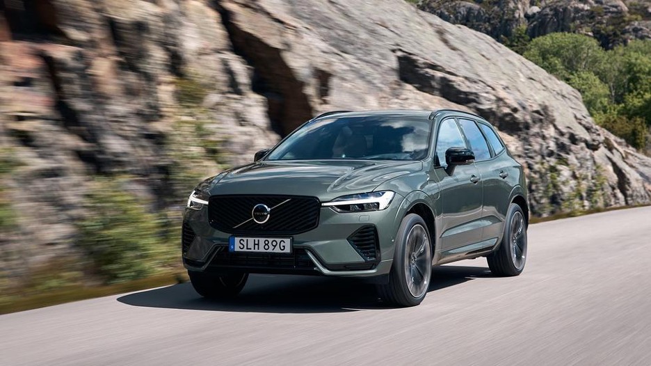 Chiếc xe Volvo đang di chuyển trên đường núi, biểu trưng cho thương hiệu gắn liền với an toàn và hiệu suất